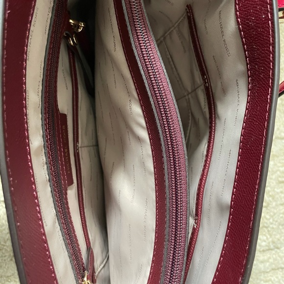 MICHAEL KORS
Voyager Medium Logo Tote Bag - Picture 7 of 7